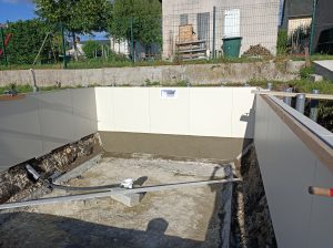 On coule les côtés du grand bain